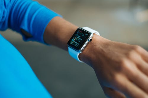 ¿Reloj-inteligente-Apple-o-Fitbit?